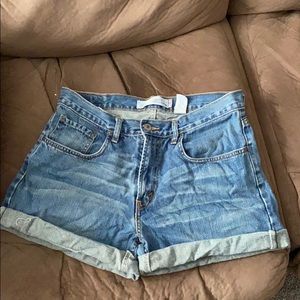 highwaist VINTAGE Levi’s shorts! 🦋